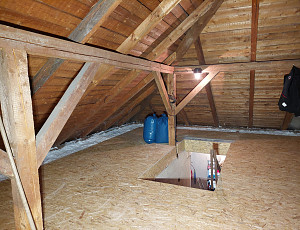 Zateplení stropu rodinného domu pomocí foukané izolace